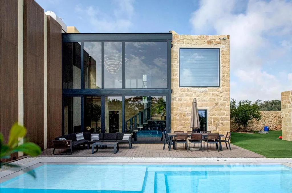 The house at the pool edge, limestone and glass